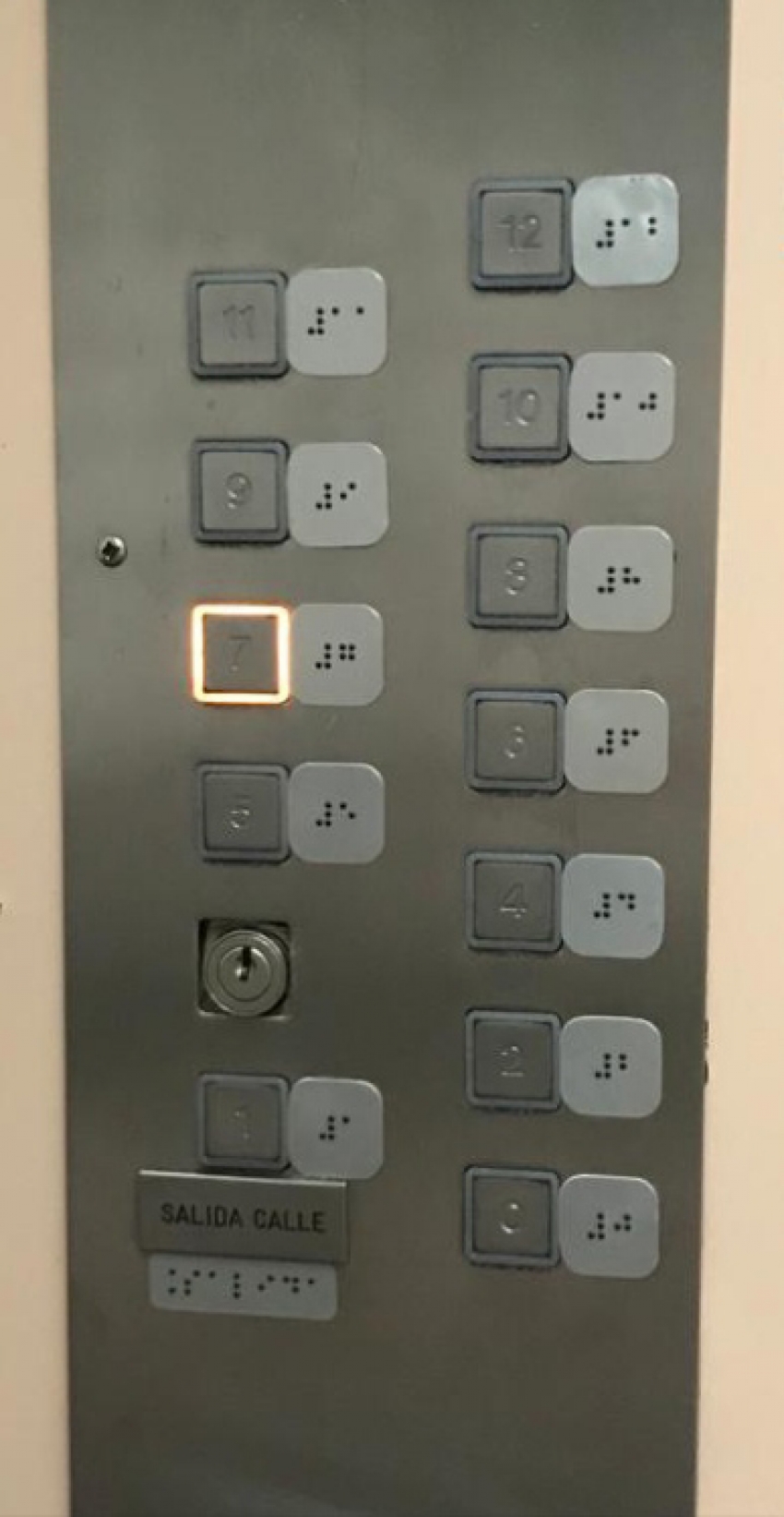 Instalación de señalética para personas con diversidad visual en los ascensores del edificio